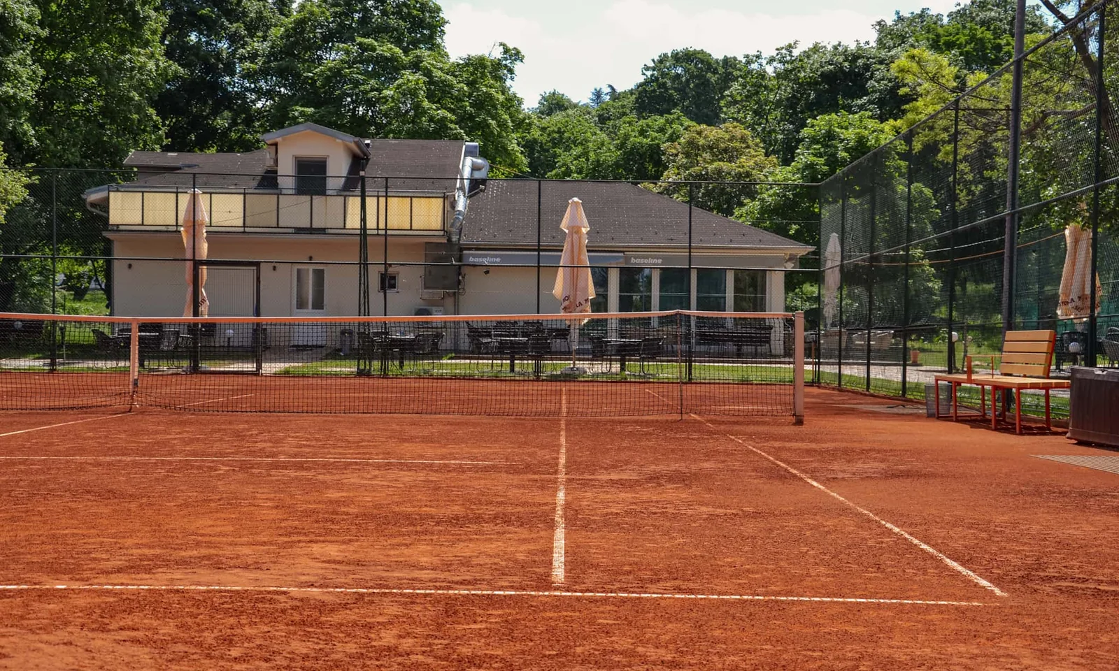 Clay court in the greenery of Kosutnjak