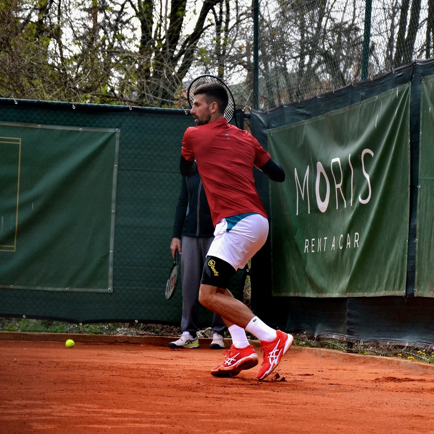 Novak Djokovic on a Baseline court